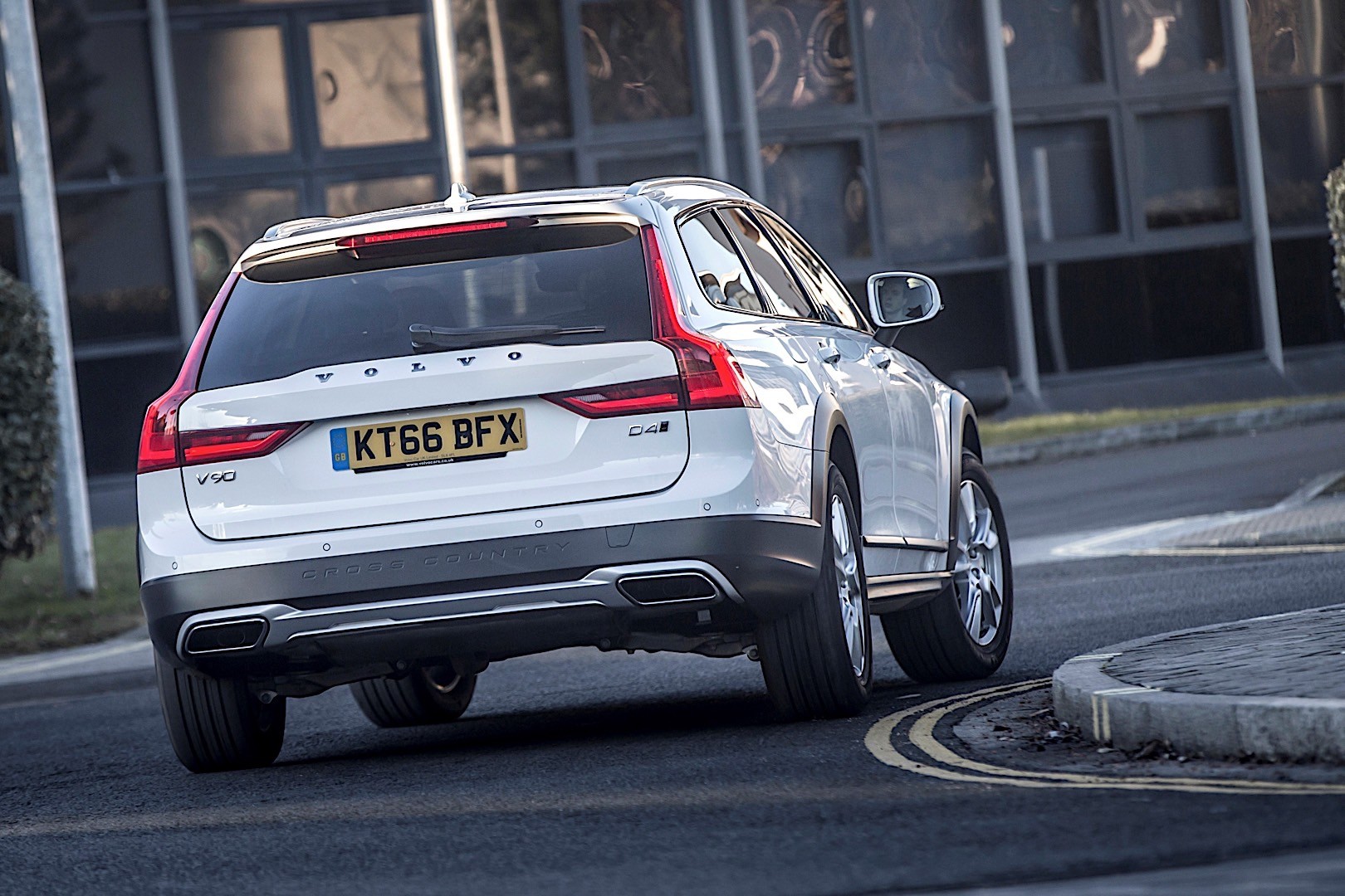 Volvo V90 Cross Country photo 38