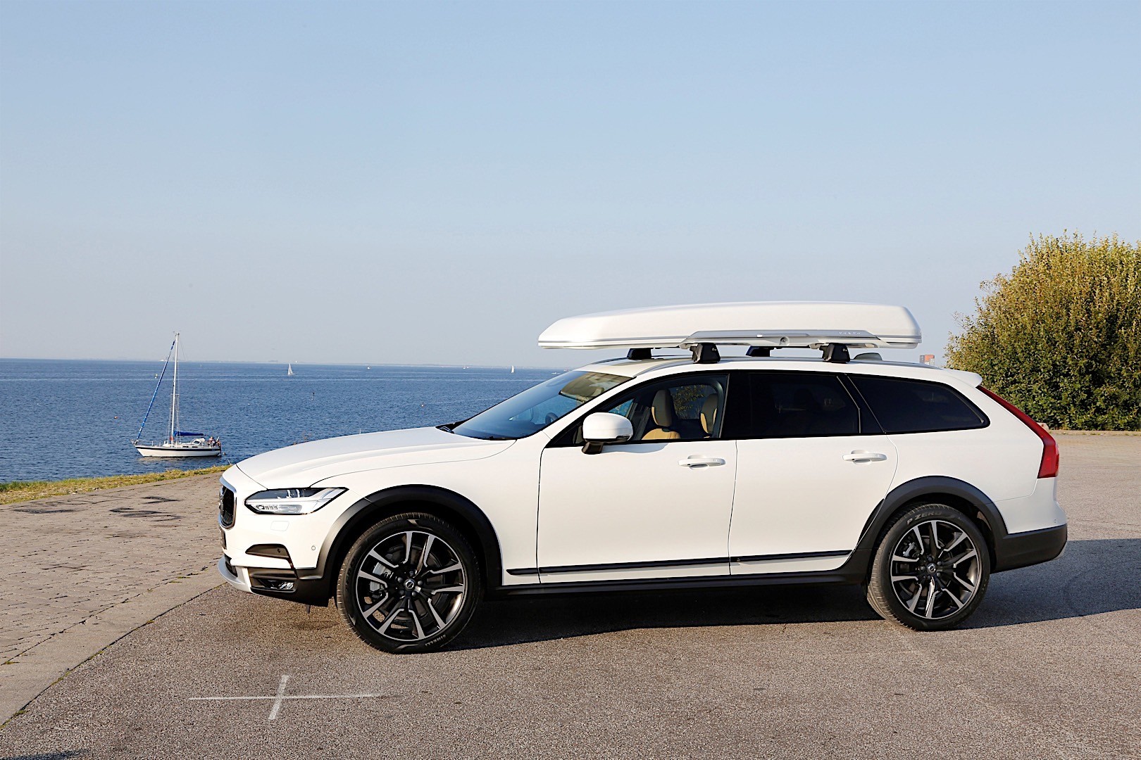 Volvo V90 Cross Country photo 43
