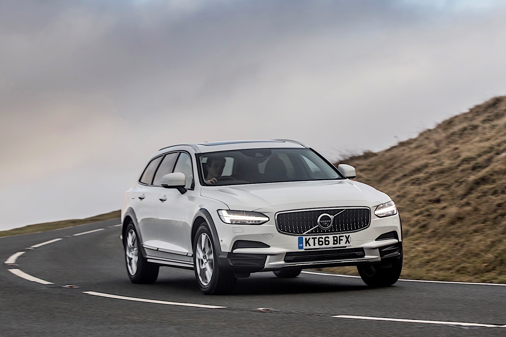 Volvo V90 Cross Country photo 47
