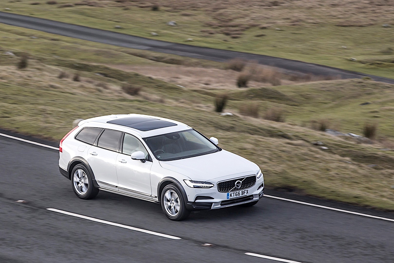 Volvo V90 Cross Country photo 49