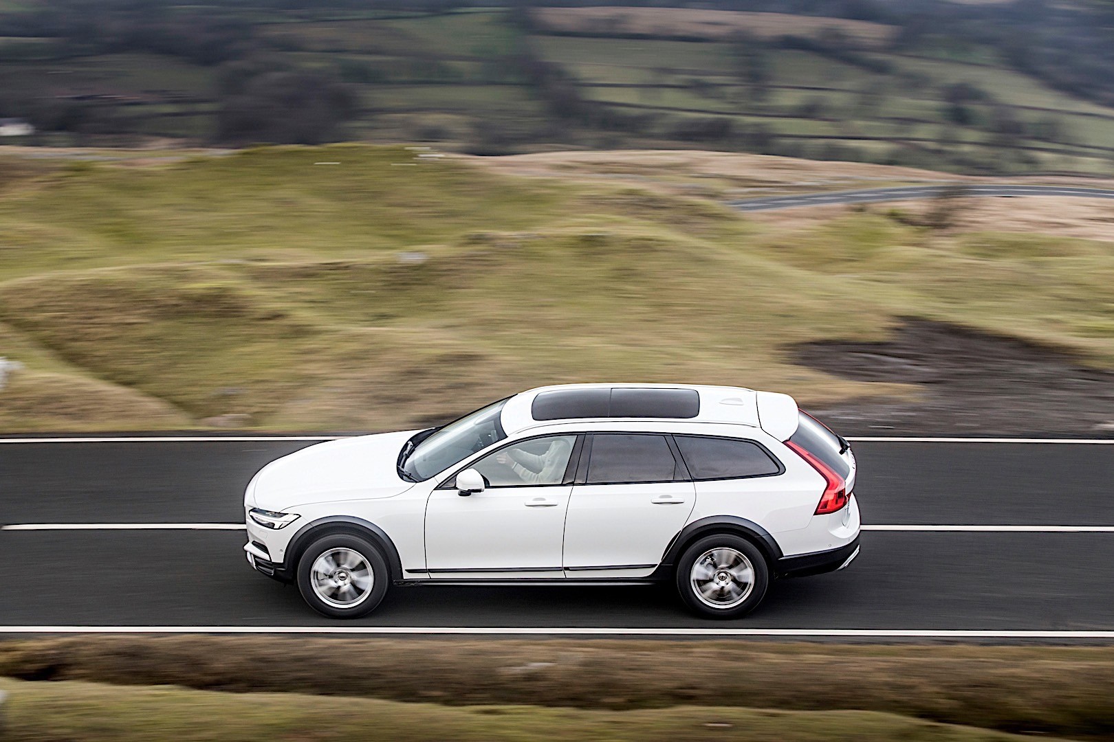 Volvo V90 Cross Country photo 50