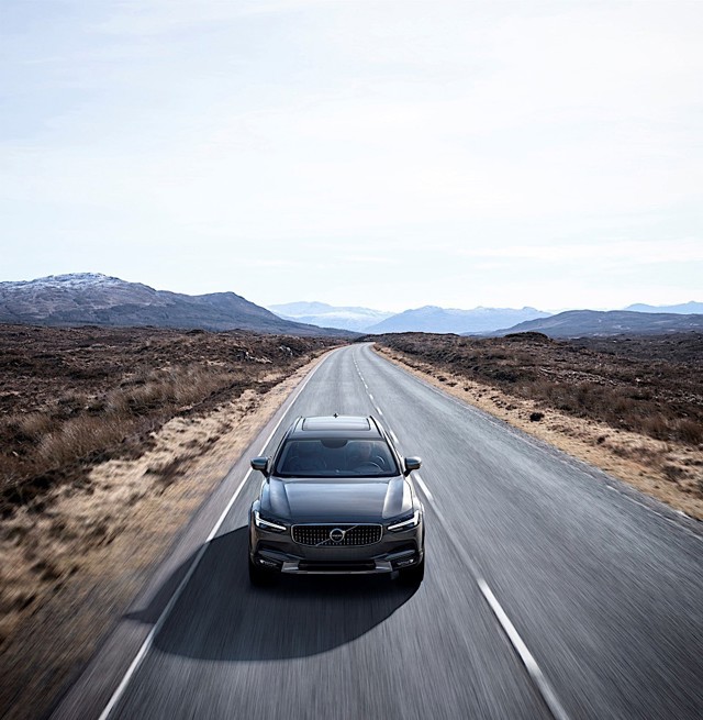 Volvo V90 Cross Country photo 54