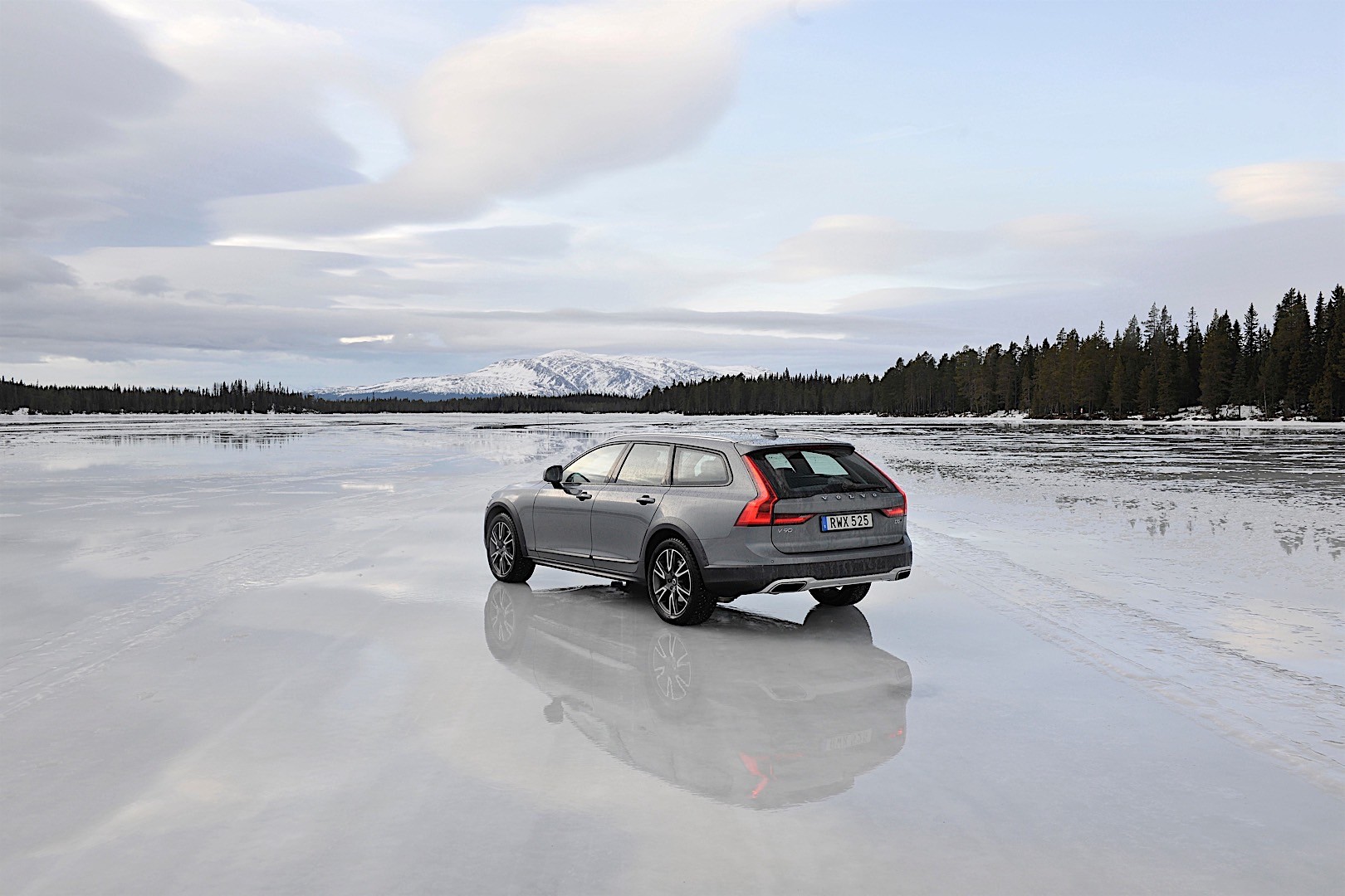 Volvo V90 Cross Country photo 69