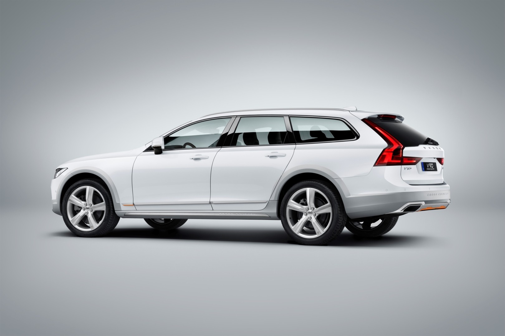 Volvo V90 Cross Country photo 90