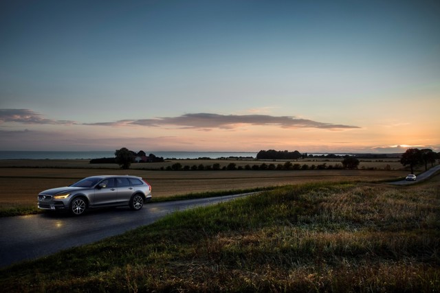 Volvo V90 Cross Country photo 10