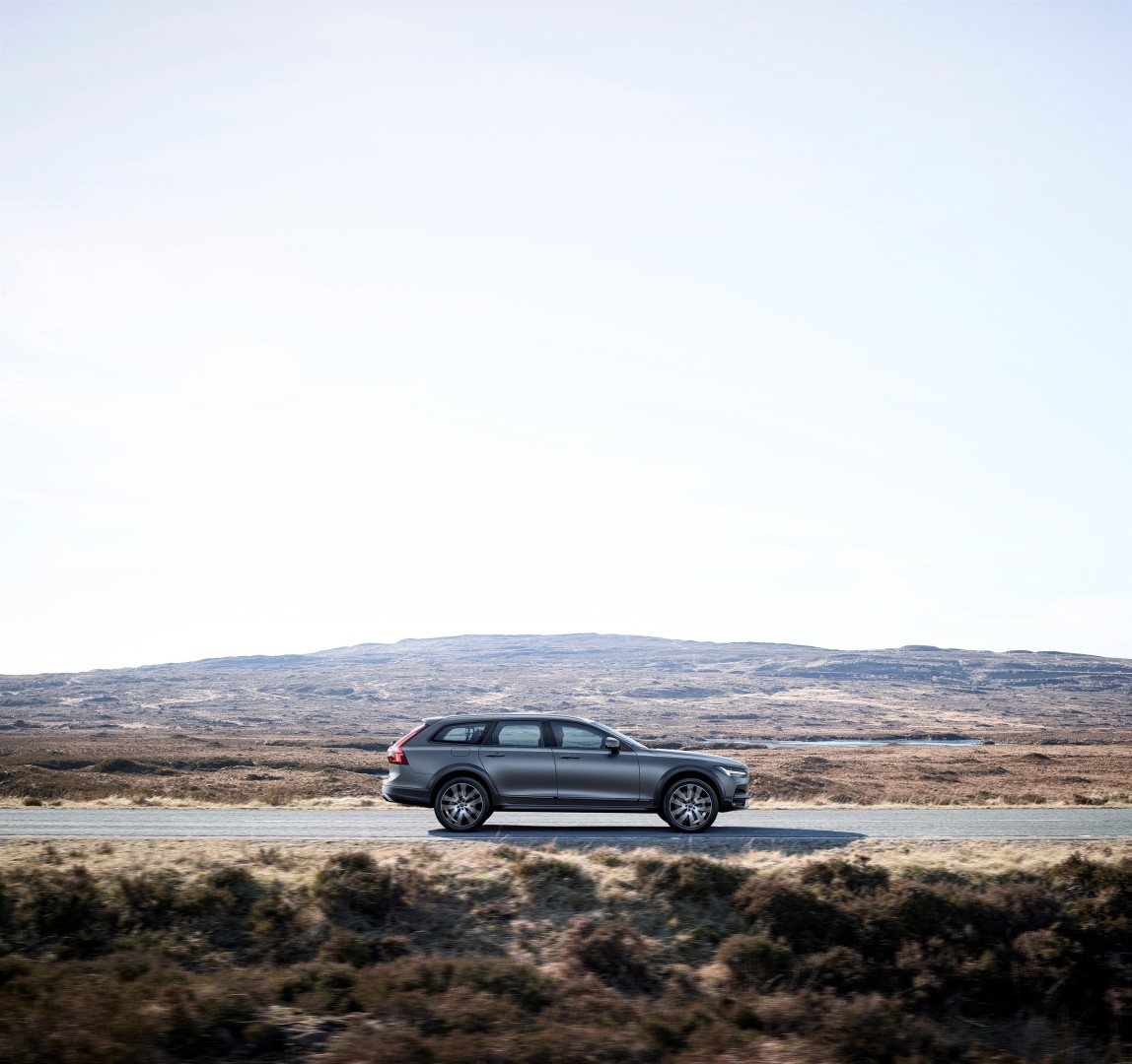 Volvo V90 Cross Country photo 36