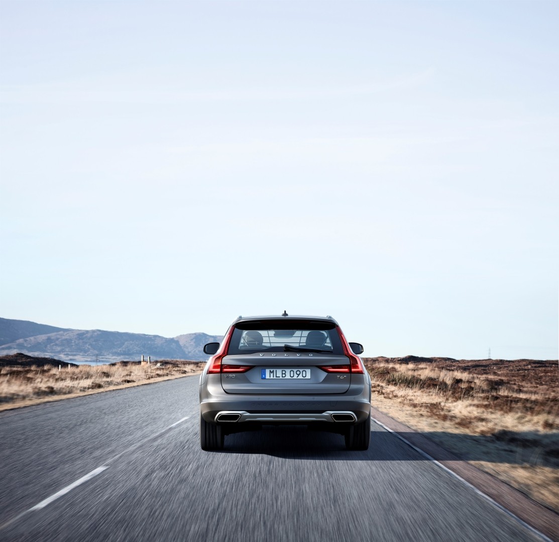 Volvo V90 Cross Country photo 38
