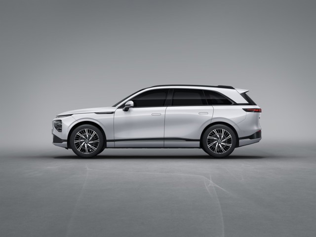 Xpeng G9 photo 3